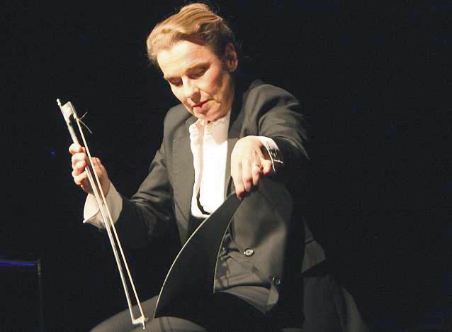 Tina Teubner begeisterte im Lippstädter Stadttheater nicht zuletzt mit ihrer „singenden“ Säge. Foto: Wissing
