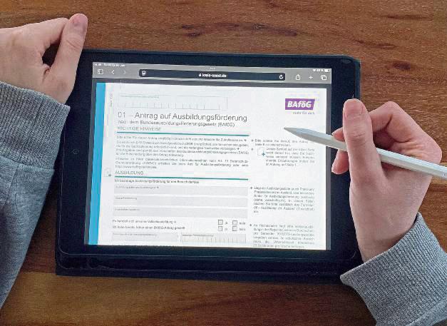 Bafög-Leistungen können ab Ausbildungsbeginn, frühestens jedoch ab Antragstellung gewährt werden. Der Antrag kann online oder in Papierform gestellt werden. Das Amt für Ausbildungsförderung beim Kreis Soest hilft dabei. Foto: Kira Hönicke/ Kreis Soest