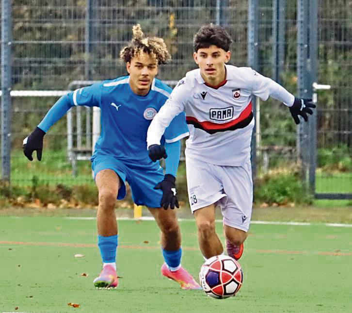 Gegen das noch punktlose Liga-Schlusslicht Brakel wollen die B-Junioren des SV Lippstadt (in Weiß) schnell für klare Verhältnisse sorgen. Foto: Uwe Feichtinger