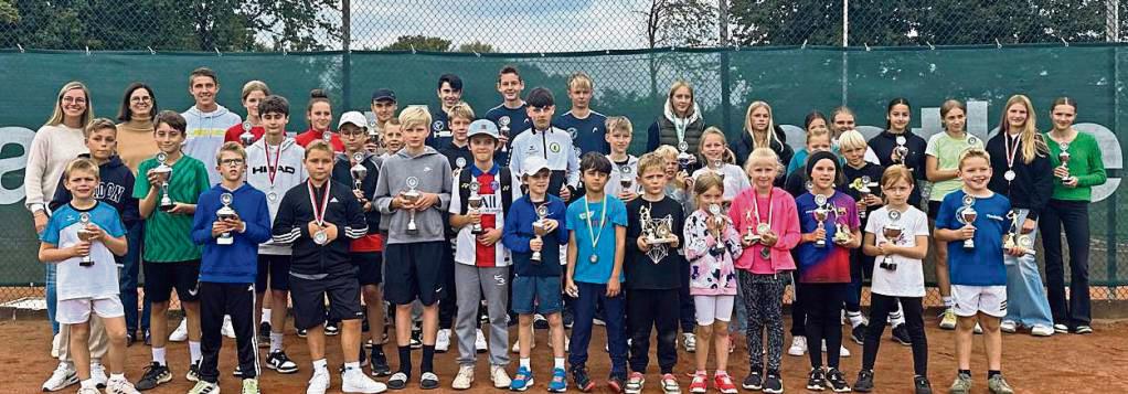 Die Sieger und Platzierten stellten sich nach dem Turniermarathon zum gemeinsamen Gruppenbild auf. Den Zuschauern wurde in Erwitte guter Tennissport geboten.