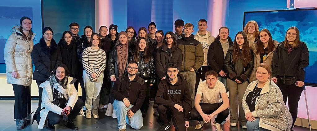 Insgesamt 26 Schüler des Projektkurses „European Studies“ sowie des Französischkurses der Q1 erlebten gemeinsam mit ihren beiden Lehrerinnen Ulrike Bleidick und Janine Brand eine spannende Fahrt mit Einblicken in die Geschichte Europas.