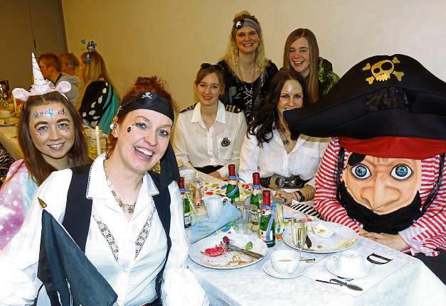 Tolle Kostüme, gute Stimmung: Beim kfd-Karneval ging es in der Gemeindehalle fröhlich zur Sache. Fotos: Kloer
