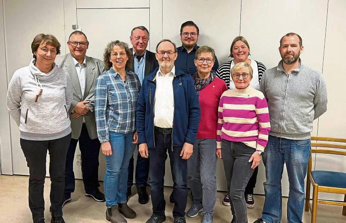 Den langjährigen Mitgliedern der DJK Arminia Erwitte gratulierte auch der Vorstand (v.l.): Irene Wallrabe (25 Jahre), Andreas Welz (1. Geschäftsführer), Rita Gerwe (40 Jahre), Gerd Zassenhaus (1. Kassierer), Wolfgang Bötcher (50 Jahre), Marius Rinsche (25 Jahre), Mechthild Handing und Angelika Krämer (beide 40 Jahre), Vera Pawellek (1. Vorsitzende) und Björn Blanke (2. Vorsitzender).