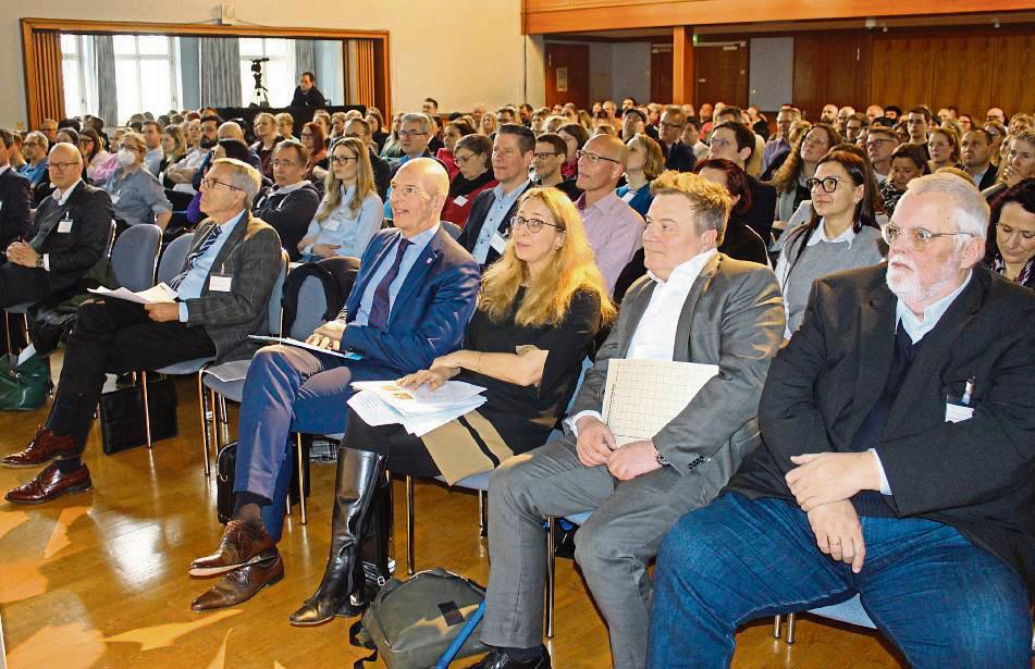 Tagungsauftakt im Festsaal: Grußworte überbrachten LWL-Direktor Georg Lunemann, Ministerialrätin Gudula Hommel und Bürgermeister Arne Moritz (vorn 4.-2.v.r.). Fotos: Rückert