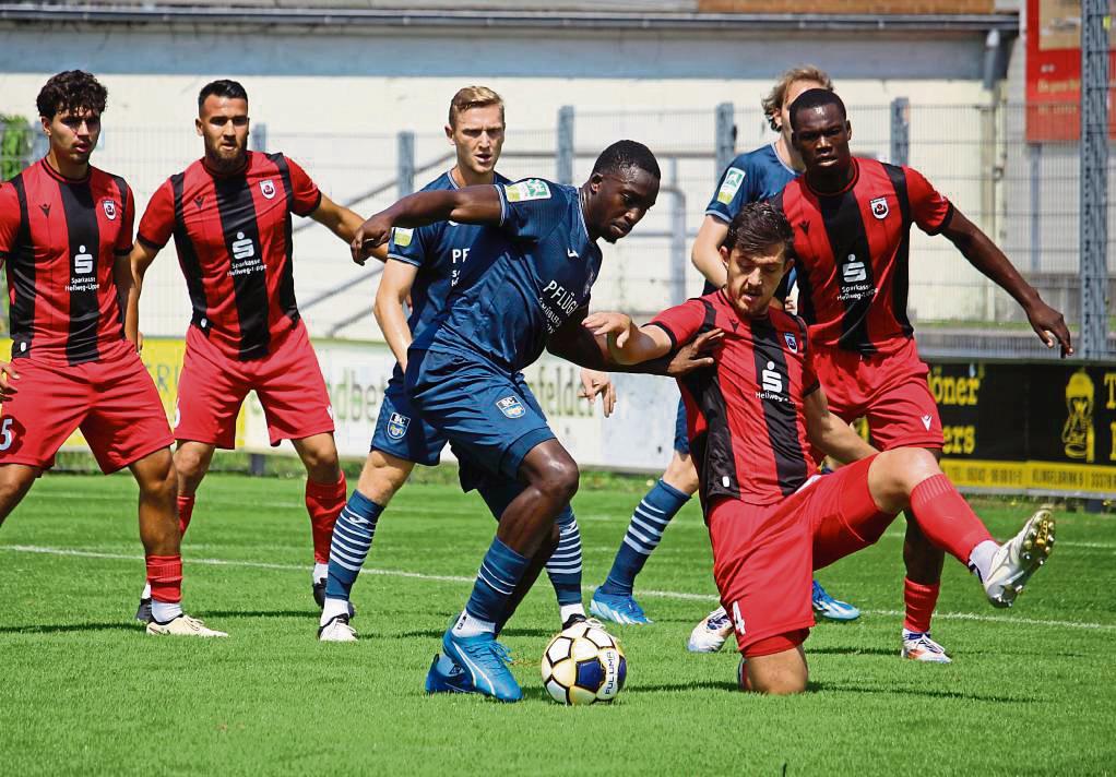 Maurice Buckelfeld (im Zweikampf), Kiyan Sadeghi, Hasan Dere und Joel Amadi (v.l.) bestreiten den letzten Test mit dem SV Lippstadt bei SW Essen. Foto: Heinke