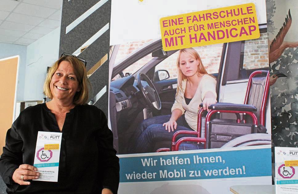 Britta Plitt bringt Menschen mit Handicap das Autofahren bei. Foto: Mintert