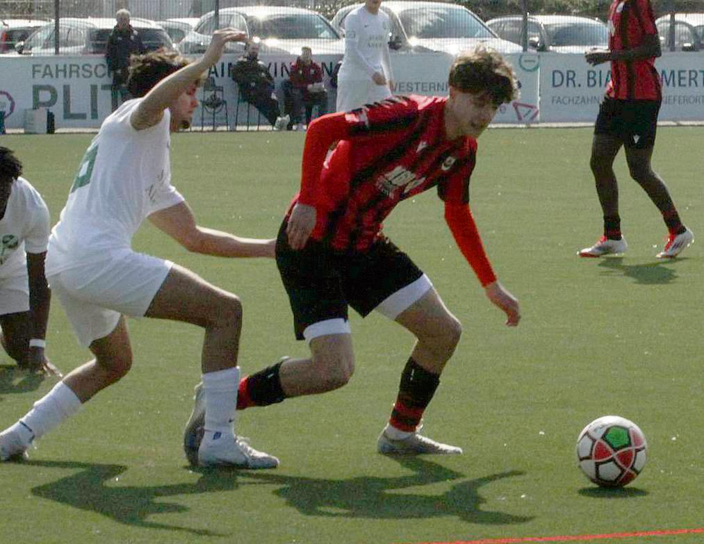 Ein rundum gelungener Auftritt: Die A-Junioren des SV Lippstadt (in Schwarz-Rot) ließen beim 5:1 gegen Hordel nichts anbrennen und festigten Tabellenplatz zwei. Foto: Dannhausen