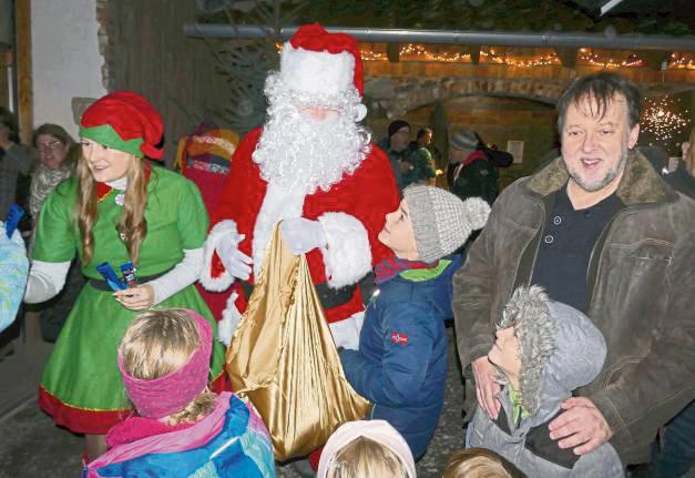 Auch der Nikolaus besuchte den Weihnachtstreff 2.0 in Mellrich und erfreute die Kinder mit Süßigkeiten.