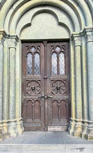 Vorher-Nachher: Nach der Restaurierung sieht die alte Tür im Westportal aus wie neu. Sie stammt ursprünglich aus dem Jahr 1860.