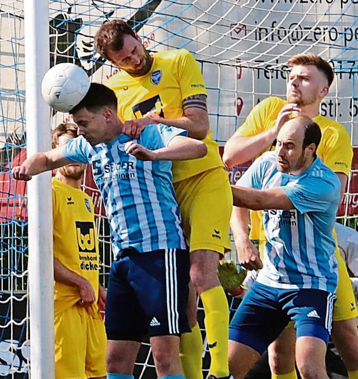 Dicke Luft herrscht in dieser Szene im Mellricher Strafraum. Am Ende setzten sich die DJK-Akteure (in Gelb) aber mit 4:1 beim SV BW Rixbeck-Dedinghausen durch. Foto: Wiegand