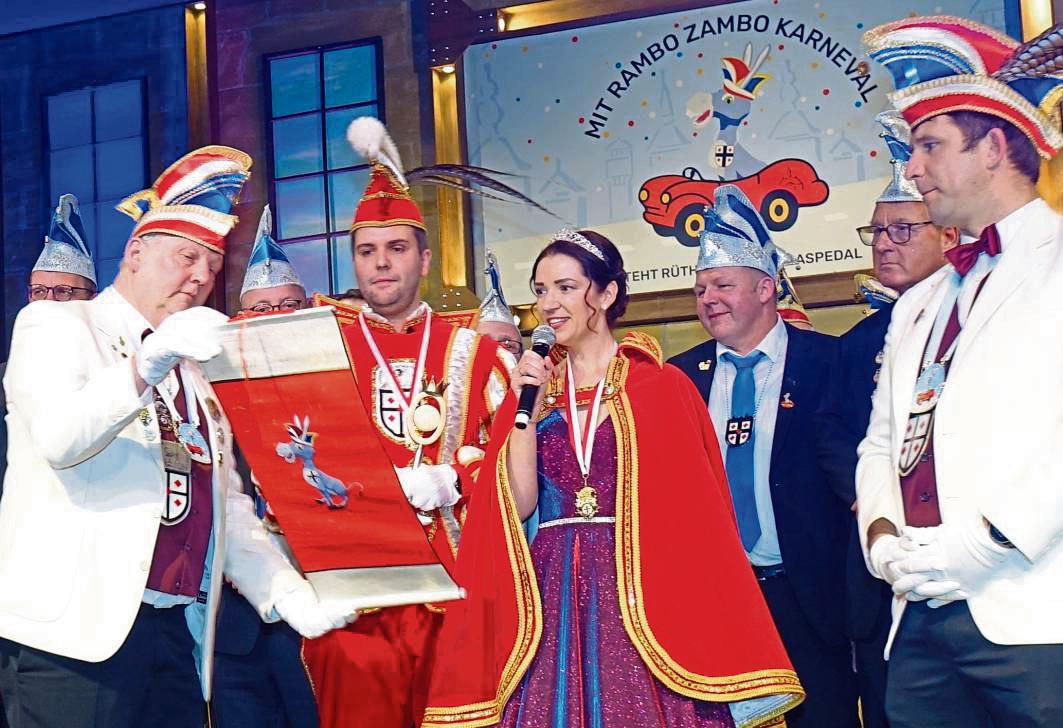 Auf der Prunk- und Galasitzung der Karnevalsgesellschaft Rüthen war die Proklamation von Michael und Steffi Mertens ein Höhepunkt unter den Auftritten. Fotos: Marcus Kloer