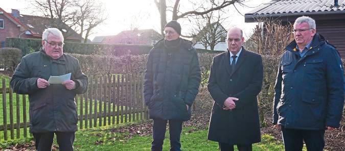 Am jüdischen Friedhof in Oestereiden hielt Georg Eickhoff (l.), Vorsitzender der Heimatfreunde, eine Rede. Foto: Bsdurek
