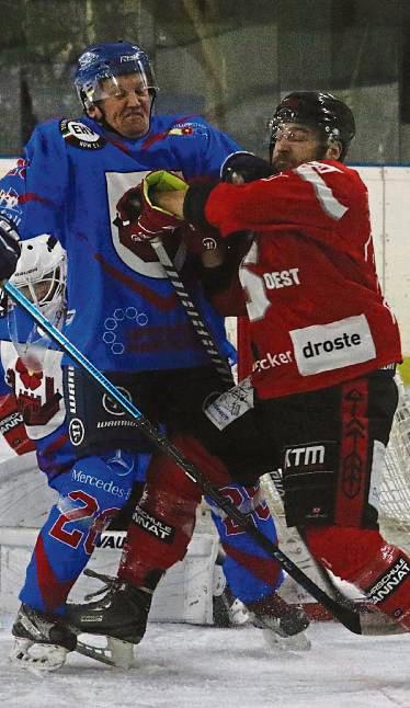 Noch einmal alles in die Waagschale werfen wollen die Spieler von Kristall Lippstadt (Blau). Zu Gast im Eisschuppen ist der Tabellendritte Bergkamen.Foto: Lütkehaus