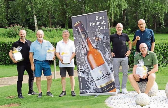 Vom Golfclub-Präsidenten Norbert Loddenkemper (4.v.l.) und Dr. Edgar Schütze (5.v.l., Geschäftsführer Hohenfelder Brauerei) wurden die Netto- und Bruttosieger des Sponsoren-Golfturniers geehrt (v.l.): Jan Timmermann, Hans Dieter Liermann, Rolf Hillebrand und Elmar Hüttemann.