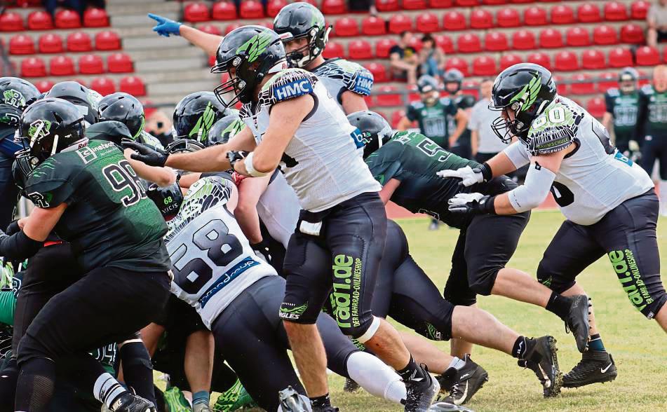 Alles im Griff hatten die Lippstadt Eagles (in Weiß) im Auswärtsspiel bei den Rheine Raptors. So war auch Headcoach Philipp Reiche nach dem 26:6-Erfolg sehr zufrieden mit dem Auftritt seiner Mannschaft.