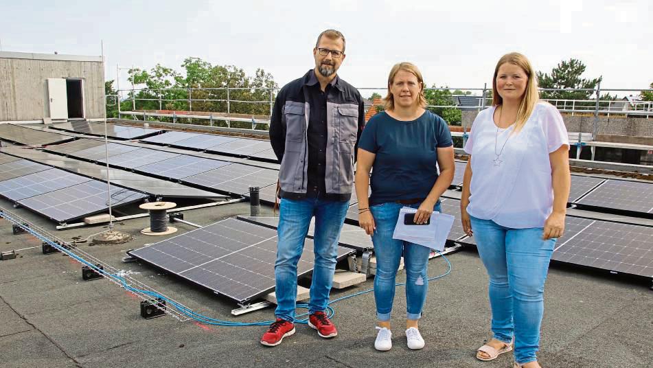 Erst im letzten Sommer wurde das Dach der Sekundarschule mit einer Photovoltaikanlage bestückt (Foto). Aktuell wird das Dach mit Gateways bestückt. Archivfoto: Meschede