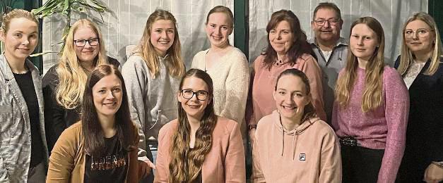 Der Reitverein Anröchte stellt sich neu auf (h.v.l.): Madita Blumenröhr, Luisa Schütte, Maren Stallmeister, Corinna Michel, Isabell Fischer, Dietmar Stattmeister (ausscheidender Vorsitzender), Nina Spiekermann und Simona Grawe (ausscheidende Kassiererin); (v.v.l.): Andrea Michel, Ricarda Köhler und Julia Löher.