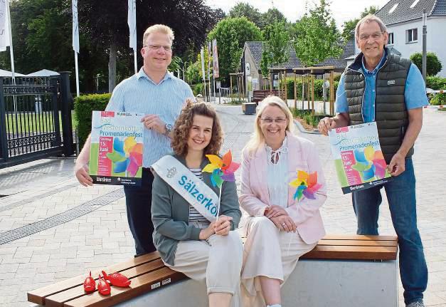 Bereit fürs Promenadenfest: v.l. Mike Bernasco, Sälzerkönigin Antje Gerling, Karina Humann (Heilbad Westernkotten GmbH) und Ortsvorsteher Franz-Josef Schütte.