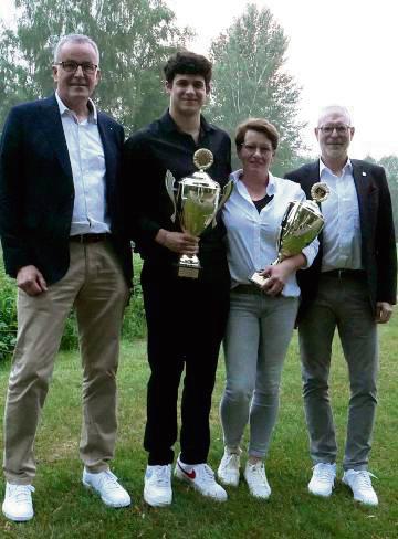 Die neuen Stadtmeister im Golf in Lippstadt heißen Florian Mannheims (2.v.l.) und Eileen Glass (2.v.r.). Ausgezeichnet wurden sie von Jörg Deutschmann (l., Volksbank/Vorstand) und Norbert Loddenkemper (r., Golfclub-Präsident).