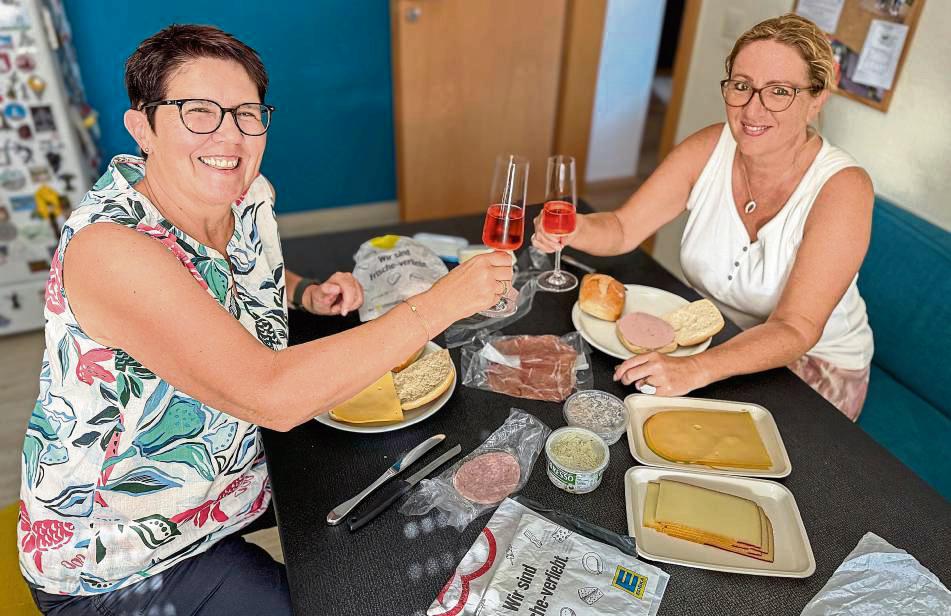 Beim traditionellen Brötchenschmieren für die Schützen darf’s bei Kirsten Wesseler (l.), Sylvie Landeroin und ihrer Truppe auch mal ein Gläschen Sekt sein. Foto: N. Wissing