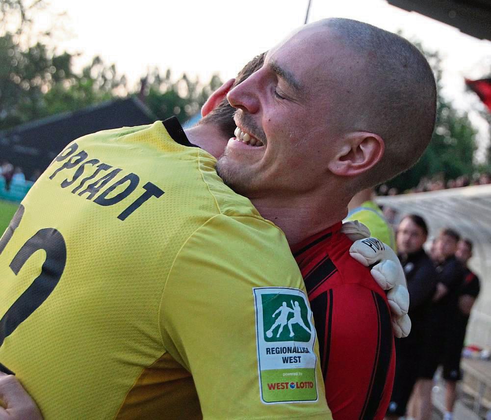 Gänsehautmoment in der 92. Minute: Der vom Krebs geheilte Luis Allmeroth feiert sein Comeback für den SV Lippstadt. Keeper Westphal kommt extra aus seinem Tor gelaufen. Kurz darauf streift Fatih Ufuk dem 25-Jährigen die Kapitänsbinde über. Fotos: Heinke