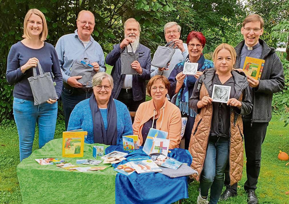 Das Team der „Tauftasche“ (v. l.): Leonie Wulf, Thomas Thiesbrummel, Irmgard Sandfort, Christian Laws, Karin Köhler, Hannes Radina, Helena Lewis-Cronshage, Patrycja Mathea und Jonathan Berschauer.