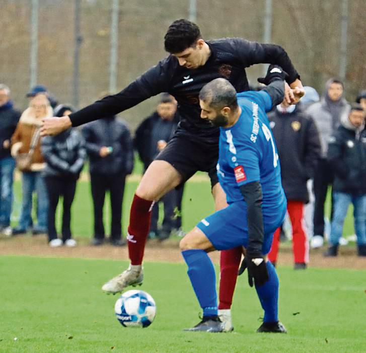 Heiß umkämpft, aber nie unfair: Das B-Liga-Derby in Lippstadt entschied Viktoria (in Schwarz) am Jahnplatz gegen den SC Internazionale klar mit 3:0 für sich. Foto: Uwe Feichtinger
