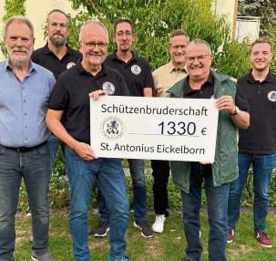 Spende für den Schießclub: Die Eickelborner Schützen haben den symbolischen Spendenscheck übergeben • mit dabei waren (v.l.) Georg Winkel, Franz Biermann, Ulrich Köster, Jesko Ehrich, Dierk Meincke, Rafael Peters und Frederik Kasperski.