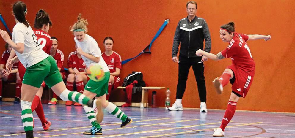 Erst im Finale gestoppt werden konnte der SV 03 Geseke (in Rot) im letzten Jahr vom Landesligisten Germania Stirpe. Beide Teams zählen auch diesmal zu den Favoriten. Foto: Uwe Feichtinger