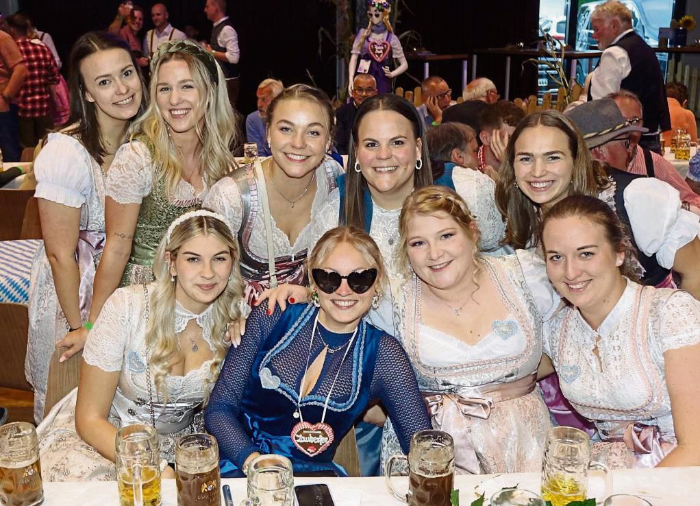 Ja mei, was für ein Anblick: Zum stilechten Feiern gehörten in der Rüthener Stadthalle freilich auch Dirndl. Fotos: Kloer