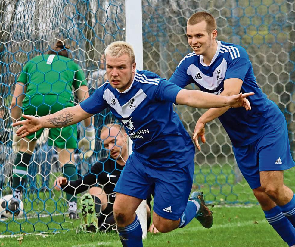 Da jubelte der SuS Westenholz noch, als Moritz Rose (vorne) die 1:0-Führung erzielt hatte. Der späte 1:1-Ausgleich des FC Bad Oeynhausen war dann ein Schock. Foto: Wiegand