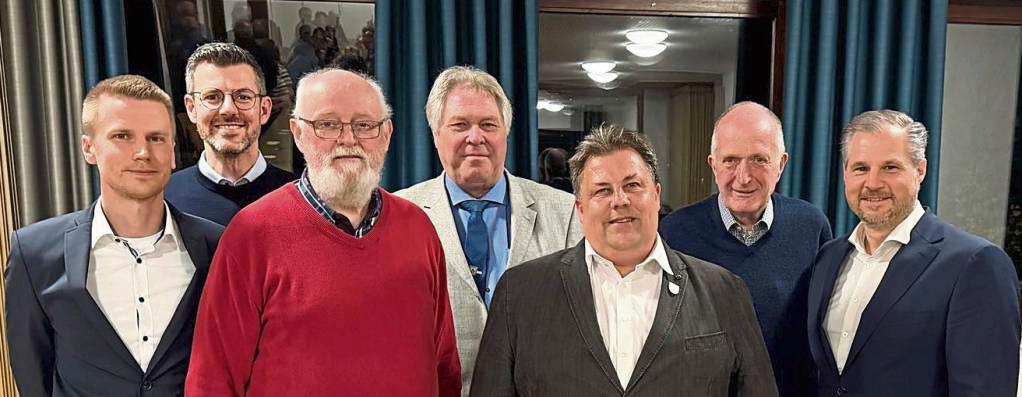 Das Team des Vorstandes und geehrte Offiziere (v.l.) mit Lutz Verbücheln, André Schulenberg, Theo Borghoff, Oberst Karl-Heinz Meyer, Vorsitzender Rüdiger Graßkemper, Bernd Löper und König Karsten Kußmann präsentierte sich in Oestereiden.