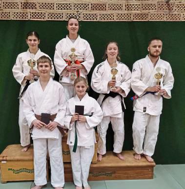 Ausgezeichnet für ihre Leistungen in der abgelaufenen Saison wurden (v.l.) Pia Benzigül, Konstantin Baumgärtner, Tamara Busch, Eileen Koch, Bente Pankewitz und Andreii Zagorui. Es fehlt der Newcomer des Jahres, Serhii Nazarenko.