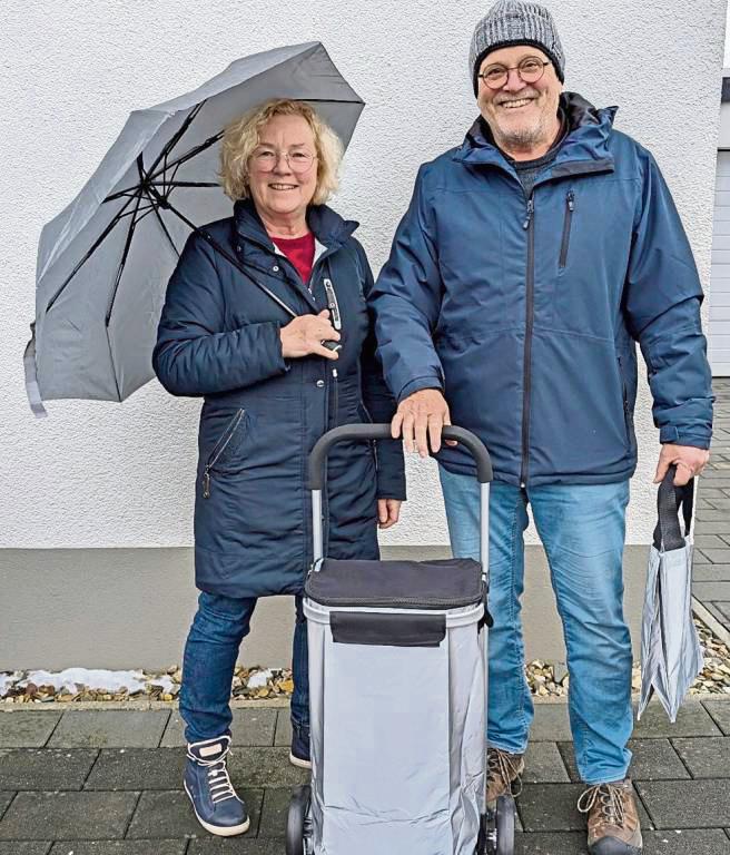 Informieren mit reflektierenden Accessoires über das Thema „Sicherheit durch Sichtbarkeit“: Annette Kerkhoff und Günther Quante von der Kreisverkehrswacht Soest.