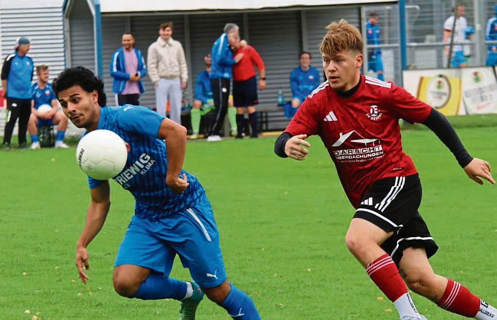 Eiskalt erwischt wurde der TuS Lipperode (im Blau) gegen den SV 03 Geseke (in Rot) direkt nach der Pause und verlor schließlich mit 0:4. Foto: Thomas Wiegand