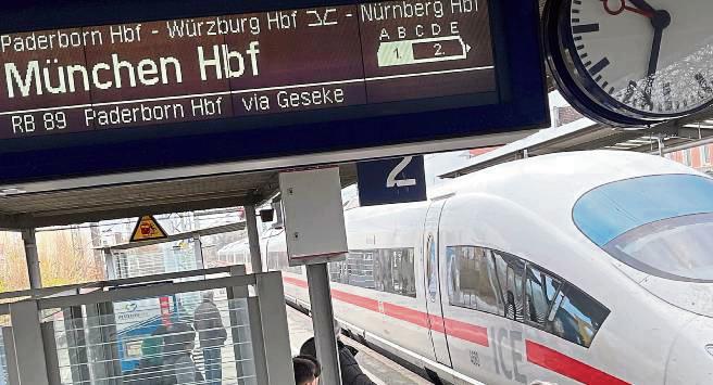 NRW-Bahnchef Dr. Jens Gräfer nimmt die Petition für den Erhalt der ICE-Verbindung nach München entgegen. Archivfoto: Friedrich