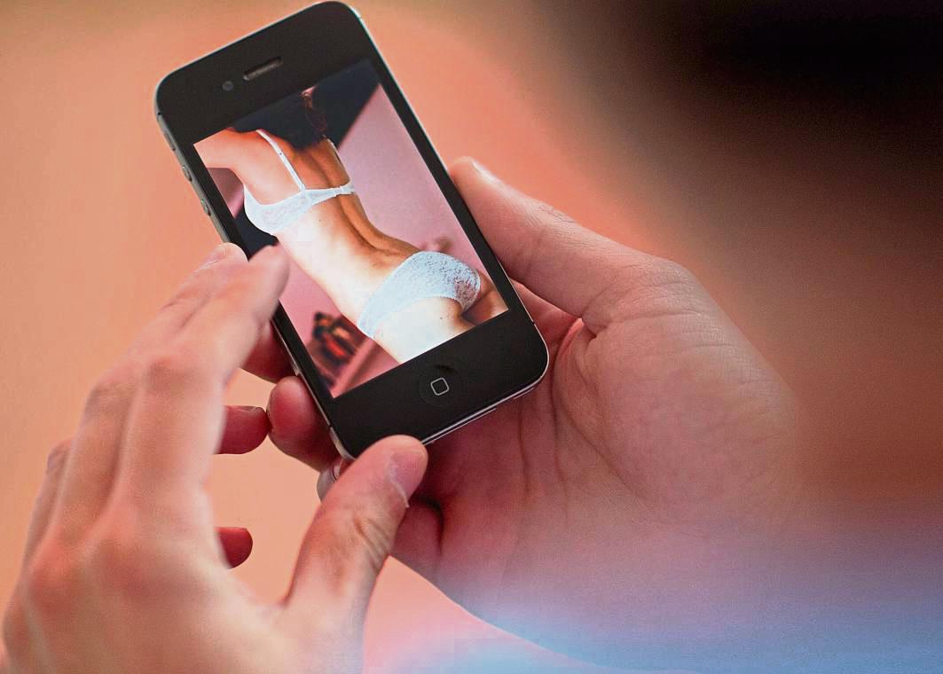 Die Soest Kreispolizei warnt: Codes wie „TG-T“ (Taschengeldtreffen) oder „BMB“ (Bitte mit Bild) in privaten Chatnachrichten können auf sexuelle Ausbeutung von Minderjährigen hinweisen. Foto: Julian Stratenschulte/dpa
