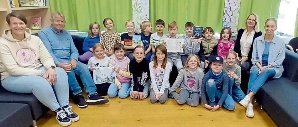 Mareike Ising (l.) und Rainer Geesmann von der Bürgerstiftung mit den Kindern der Lese-AG sowie Christina Sprute und Lara Rüther (r.) als Lehrerinnen und Initiatorinnen der AG.