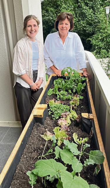 Sarah Rodehutskors (l.) und Ingrid Jakobs freuen sich über das neue Hochbeet – gebaut von Kindern.