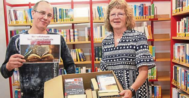 Bücherei-Leiterin Annette Dusny und Ben Penzkofer freuen sich bereits auf den Büchereiflohmarkt. Foto: Löseke