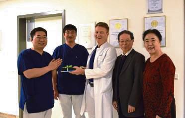 Hier werden (v.l.) die chinesischen Gastärzte Dengguo Fan und Huazhang Hong von Prof. Dr. Mike Ralf Langenbach, Chefarzt der Klinik für Allgemein- und Viszeralchirurgie im EVK, begrüßt.
