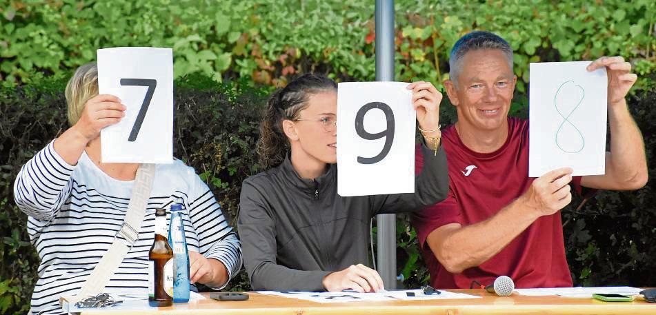 Der Förderverein des Waldfreibads stellte die Jury, die die Sprünge bewertete. Fotos: Giannakis