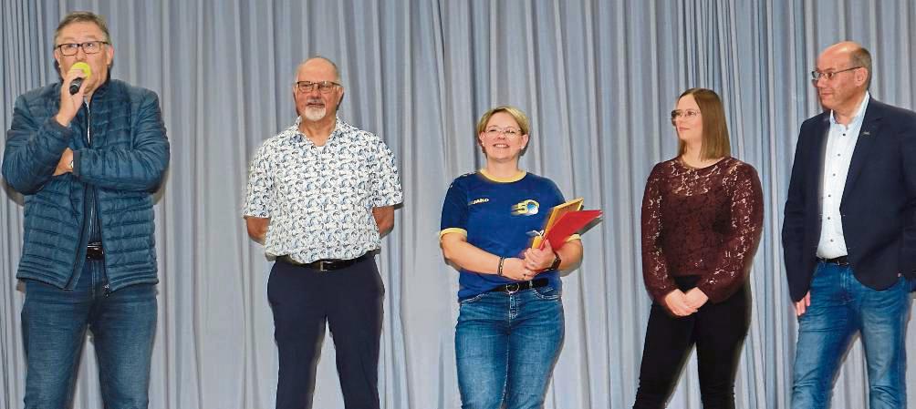 Blickten auf die 50-jährige Geschichte des Sportvereins Drewer zurück: (v.l.) Hans-Josef Wessel vom Stadtsportverband, Ortsvorsteher Bernd Cordes, Vorsitzende Marina Zuppa, Lena Lehmann vom Kreissportbund und Bürgermeister Peter Weiken. Foto: Marcus Kloer