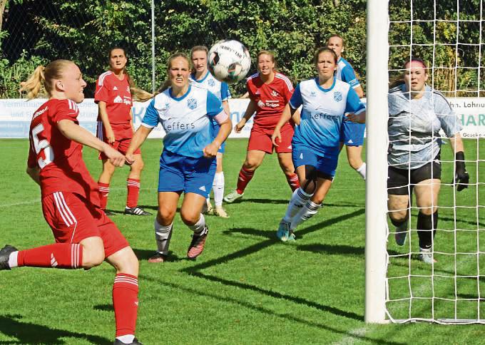 Alarm im Strafraum des FC Mönninghausen (in Weiß). Man darf gespannt sein, wie sich der FCM nun im Heimspiel gegen Tabellenführer TuS Lipperode aus der Affäre zieht. Für den SV 03 Geseke (in Rot) geht es zur SG Overhagen/Langenberg-Benteler. Foto: Thomas Wiegand