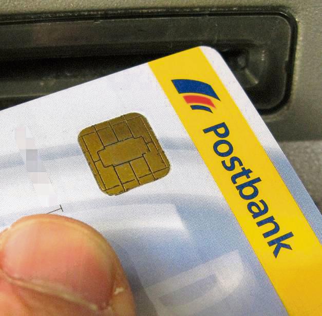 Kunden der Postbank haben keinen Ansprechpartner mehr vor Ort. Die nächste Filiale ist in Rheda. Foto: Tschauner / dpa