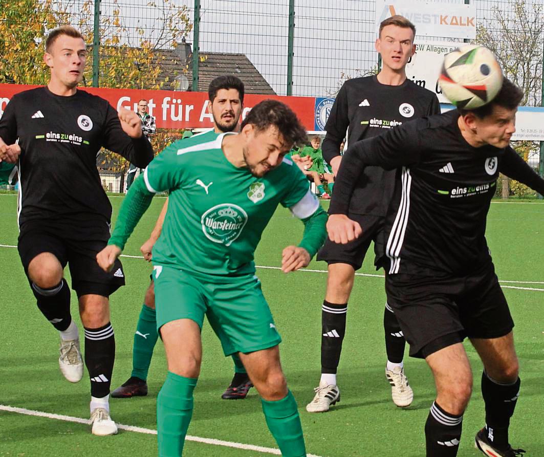 Nach dem 0:1 im Spitzenspiel gegen den SuS Bad Westernkotten II wartet auf das Team aus Allagen (in Grün) beim SV 03 Geseke die nächste anspruchsvolle Aufgabe. Foto: Hartmut Brand