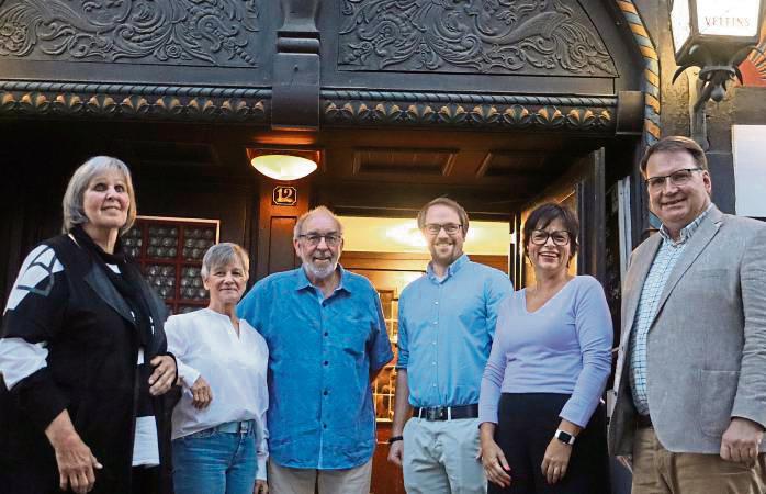 Die Zeitzeugen (v.l.) Ingrid Rudat, Otto und Ulrike Dorozala berichteten gemeinsam mit Paul Daniel Heiming (Vorsitzender CDU), Nicole Thomann (Kulturausschuss) und Markus Patzke (CDU) über Hilferufe von drüben. Foto: Bertermann