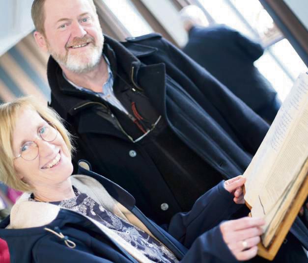 Karin und Ralf Oberdick sind von der alten Chronik fasziniert. Foto: Löseke