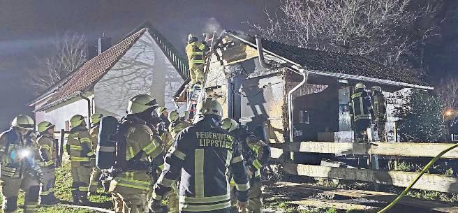 Einsatz unter Atemschutz: Eine Gartenhütte brannte am Silvesterabend an der Hofstraße in Hörste. Foto: Christian Dicke/Feuerwehr