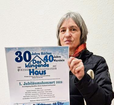 Angelika Sprick präsentiert das Plakat zum ersten Jubiläumskonzert. Foto: Stallmeister